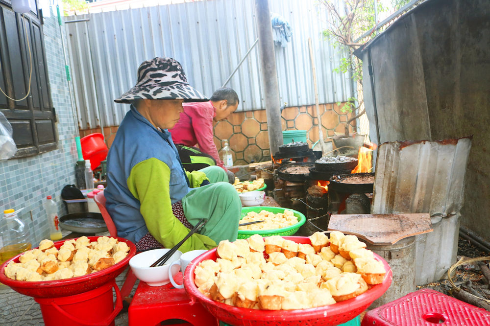 Những ngày tết, làng bánh thuẫn nổi tiếng Hiền An 1, xã Vinh Hiền, huyện Phú Lộc (tỉnh Thừa Thiên Huế) “đỏ lửa” đêm ngày - ẢNH: THUẬN HÓA