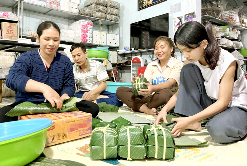 Bánh chưng ở làng Vĩnh Hòa (xã Hợp Thành, huyện Yên Thành, tỉnh Nghệ An) ngày nay không chỉ “quanh quẩn” ở Nghệ An, Hà Tĩnh mà đã được vận chuyển vào Nam, ra Bắc - ẢNH: PHAN NGỌC