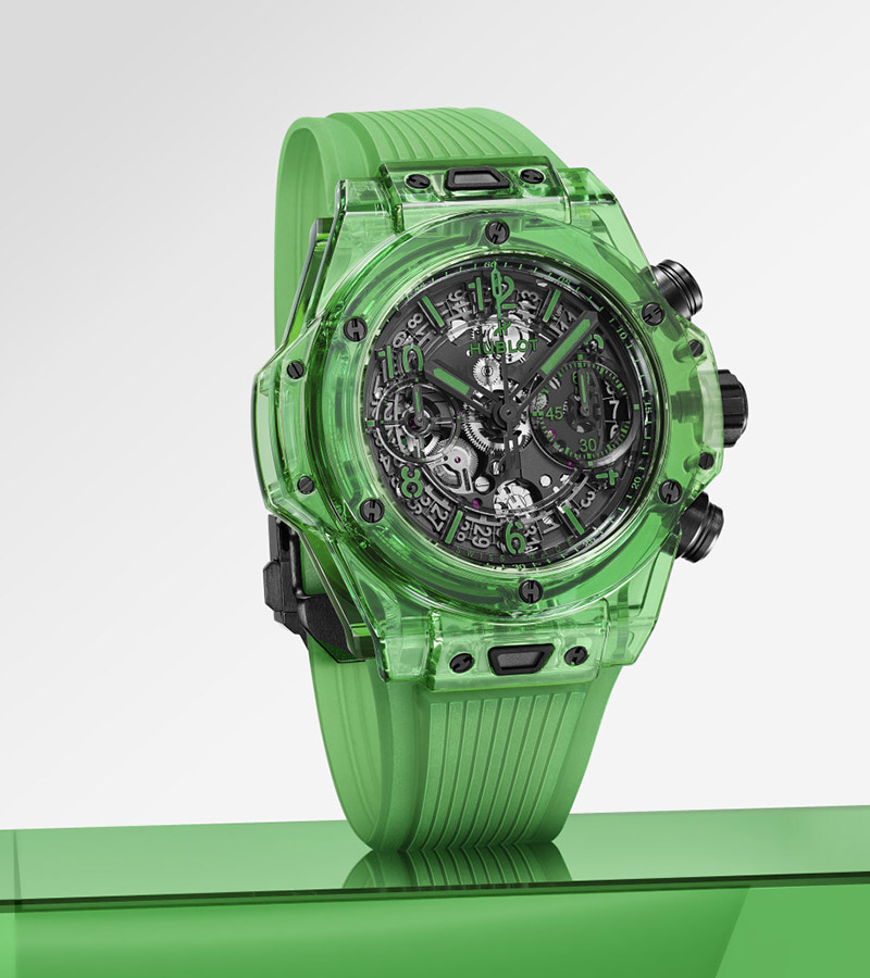 Big Bang Unico Green SAXEM được Hublot trang bị bộ vỏ sandwich 42mm cấu thành từ vật liệu cùng tên, trong tông màu xanh lục bảo có sắc có độ trong - mờ lạ mắt, cùng điểm nhấn là các ốc vít titanium trên vành bezel, sườn vỏ và núm vặn hoàn thiện tỉ mỉ. SAXEM - viết tắt của Sapphire Aluminium oXide and Rare Earth Mineral, là một hợp kim của oxit nhôm, thành phần cơ bản của sapphire, cùng các nguyên tố đất hiếm như thulium, holmium và crom. Sau quá trình chế tạo, vật liệu thu được có độ bền cực cao đồng thời sáng bóng hơn hẳn sapphire, với ưu điểm về độ bền nội lực giúp vật liệu ổn định hơn về hình dạng trong khi cấu trúc tinh thể hình khối đảm bảo đồng nhất về sắc thái cùng cường độ màu sắc, bất kể từ góc độ nào.