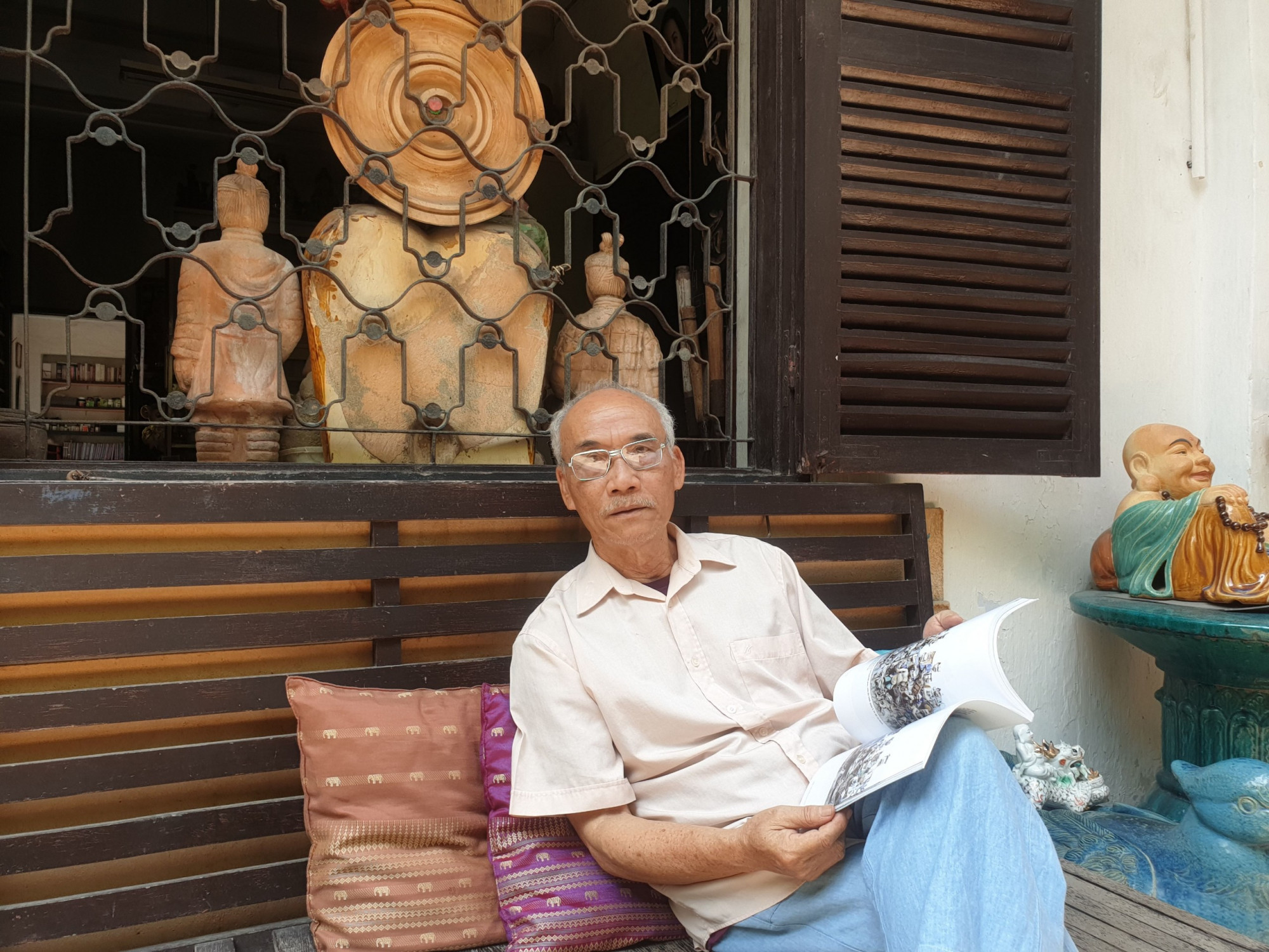 Nhà nghiên cứu Huỳnh Ngọc Trảng đã in gần 100 đầu sách nghiên cứu văn hóa. Ảnh: Quỳnh My