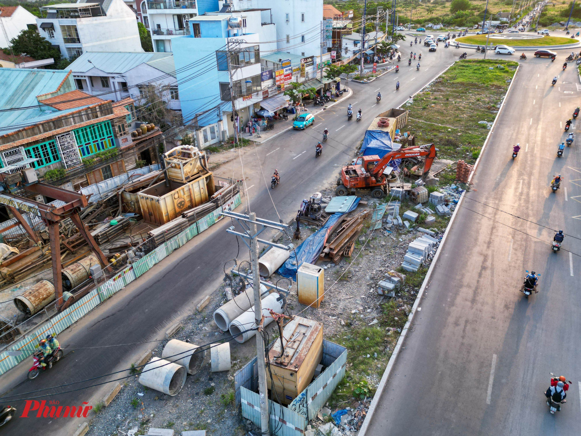 Đoạn từ đường Nguyễn Hoàng đến đường Trần Não dài khoảng 1,8km, hiện nay còn vướng 4 trường hợp chưa giải phóng mặt bằng. Trong đó có 3 hộ thuộc dự án 131ha và 1 hộ dân thuộc dự án Khu dân cư Trường Thịnh. Trong ảnh là đoạn đường Lương Định Của hướng Trần Não nhìn từ trên cao với nhiều nút thắt cổ chai, thi công “da beo”, nhiều “lô cốt” đang án ngữ trên đường. 