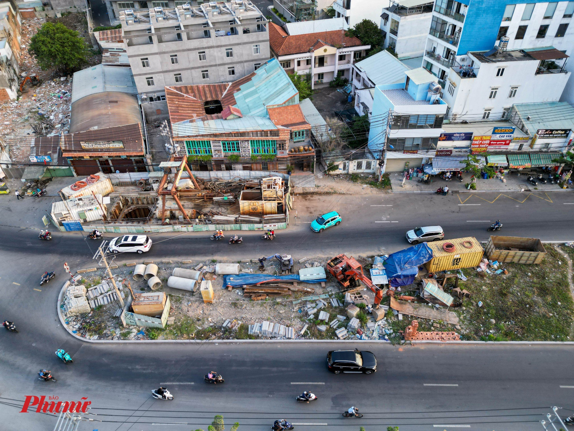 Dù chậm tiến độ nhưng hiện công trường đìu hiu, máy móc phơi sương, phơi nắng.