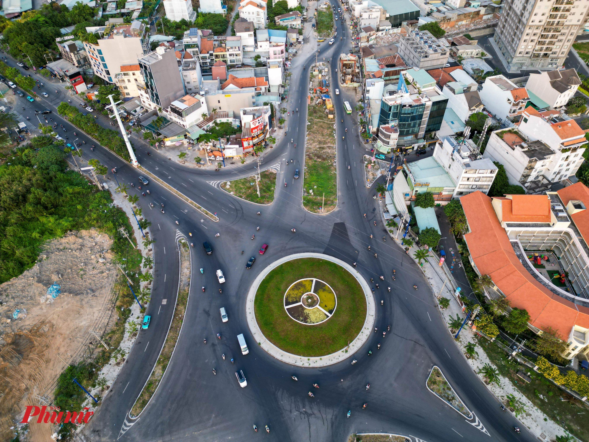 Nút giao thông Trần Não - Lương Định Của - Đại lộ Vòng Cung (giai đoạn 1) cũng nằm trong hạng mục dự án, hiện đã hình thành sau nhiều năm thi công. 