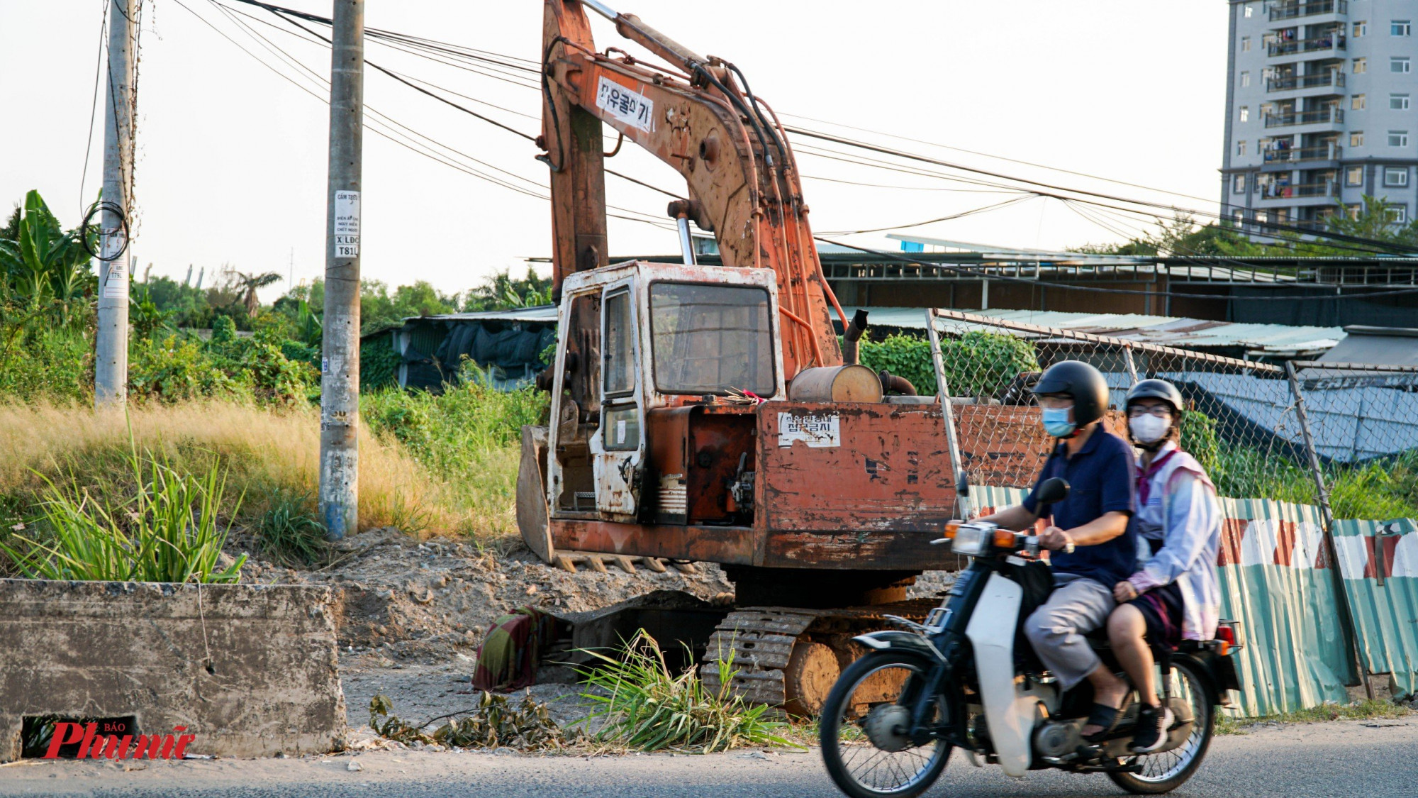  Khu vực gần giao lộ Lương Định Của - Trần Não hiện đang rào chắn để thi công