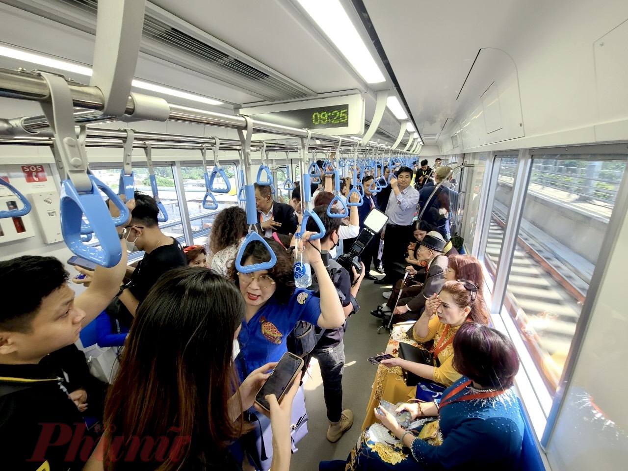 Metro số 1 gồm tổng cộng 17 đoàn tàu với 51 toa tàu  được sản xuất tại Nhật Bản. Mỗi toa dài 61,5 m, sức chứa 930 khách. 