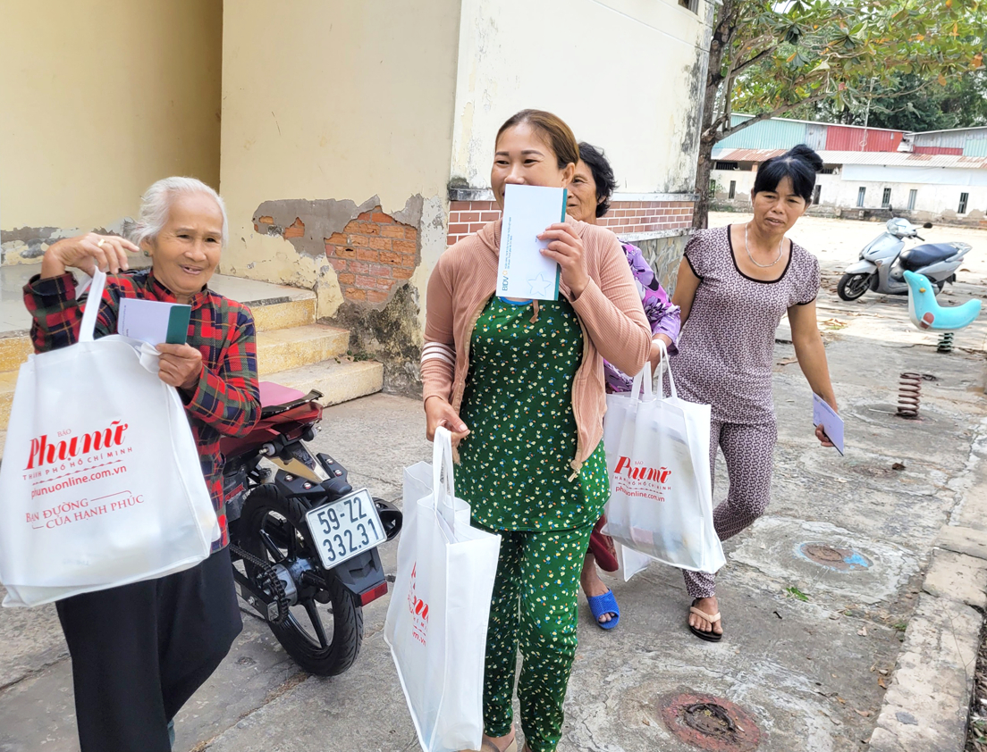 Nụ cười phấn khởi của hội viên, phụ nữ nghèo khi nhận quà từ chương trình “Tết ấm Giáp Thìn 2024” của Báo Phụ nữ TPHCM