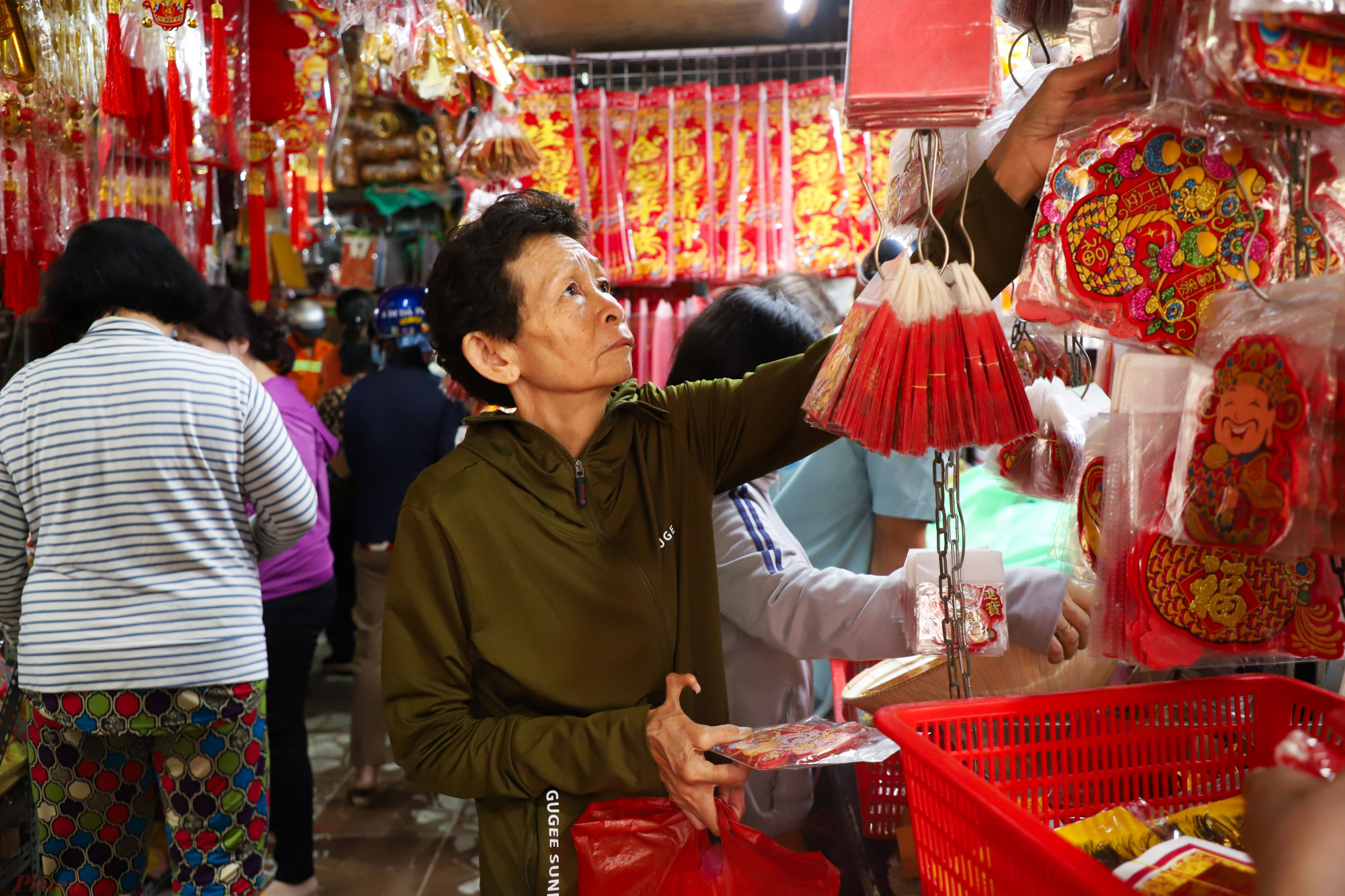 'Năm nào cứ đến tầm này tôi cũng tới đây để mua sắm. Năm nay kinh tế không được dư giả như mọi năm nên chỉ lựa một số món đồ cần thiết', bà Sáu (ngụ quận 5) chia sẻ.