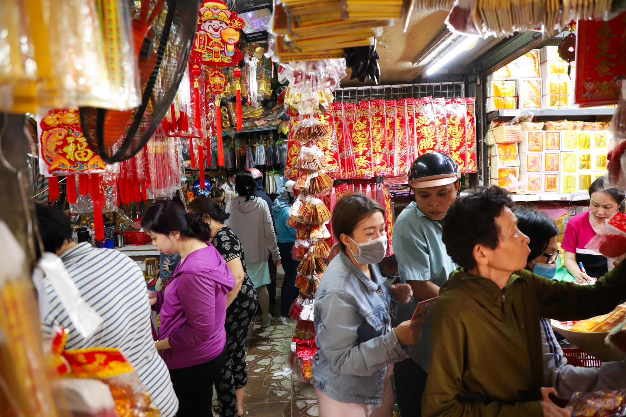 Tại một quầy hàng bên trong khu chợ, lượng khách ra vào khá đông đúc và nhộn nhịp. Theo một tiểu thương, mấy ngày trước còn khá vắng, hôm nay cận ngày nên khách có tăng hơn.