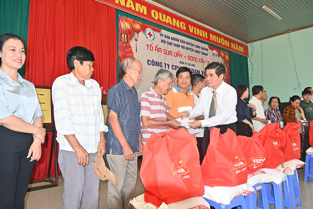 Ông Ko Chung Chih - Phó tổng giám đốc Vedan Việt Nam trao quà tết cho bà con tại xã Tân Hiệp, huyện Long Thành, tỉnh Đồng Nai - Ảnh: Vedan Việt Nam