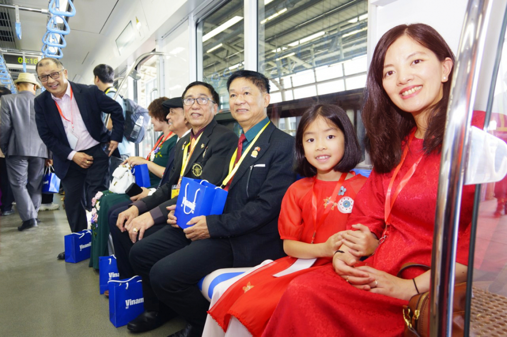 Kiều bào rất vui khi được trải nghiệm tuyến metro số 1 trong khuôn khổ chương trình “Xuân quê hương 2024” diễn ra tại TPHCM - Ảnh: Phùng Huy