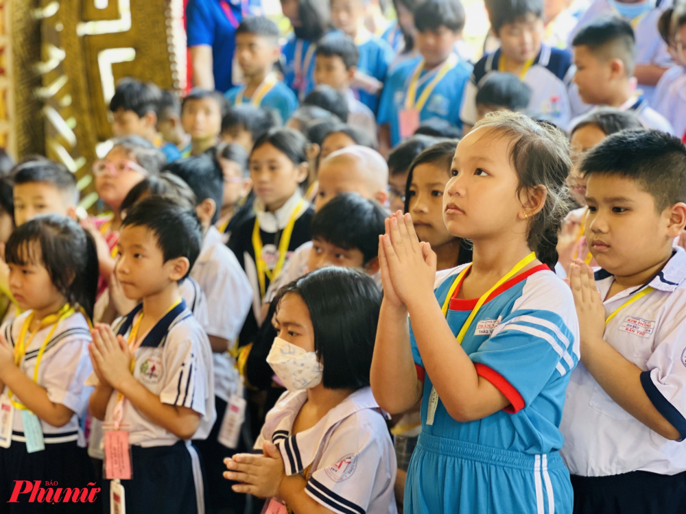 Các em nhỏ tham quan đền tưởng niệm vua Hùng trong Khu Du lịch Suối Tiên