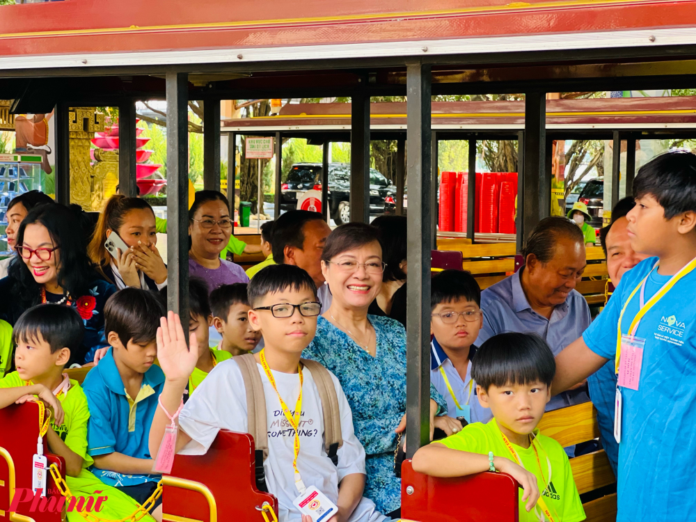 Lãnh đạo và nguyên lãnh đạo Trung ương, TPHCM tham gia các hoạt động trải nghiệm du lịch, vui chơi cùng các em nhỏ.