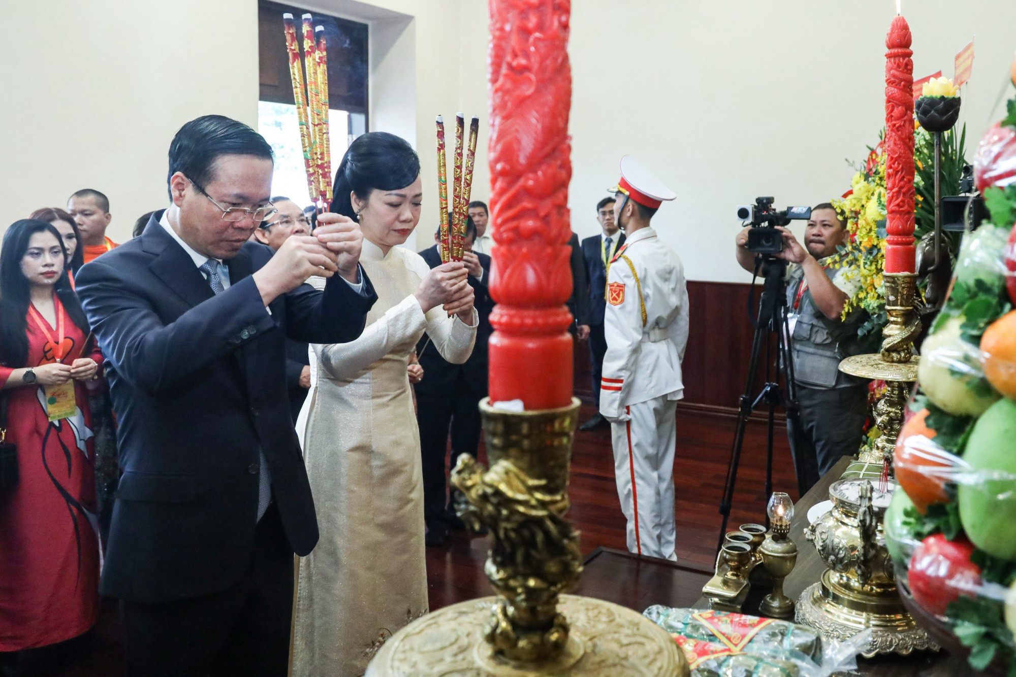 Chủ tịch nước Võ Văn Thưởng cùng phu nhân thành kính dâng hương Chủ tịch Hồ Chí Minh - Ảnh: Nam Anh/VPCTN