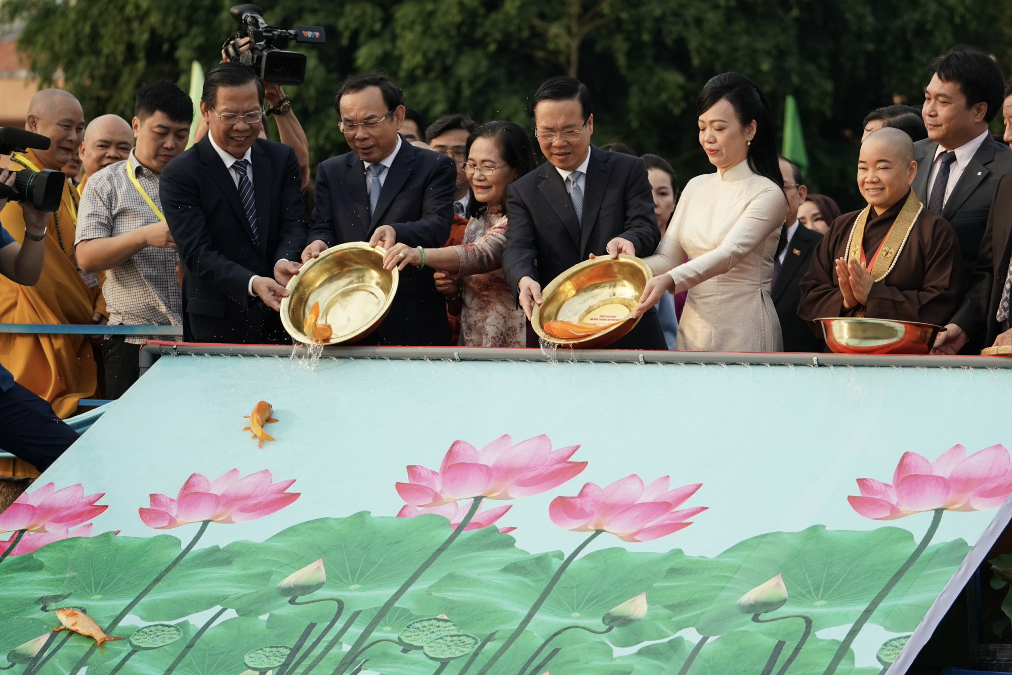 Chủ tịch nước Võ Văn Thưởng cùng phu nhân, lãnh đạo TPHCM và kiều bào thực hiện nghi thức thả cá chép - Ảnh: Hoàng Hùng