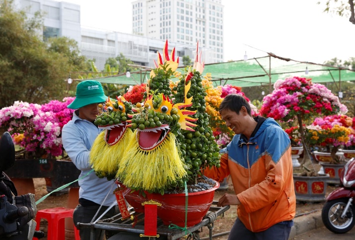 Chợ hoa Tết Phú Mỹ Hưng sẽ mở cửa đến 12g ngày 30 Tết, riêng khu vực Đường hoa sẽ phục vụ khách tham quan đến Mùng 4 Tết - Ảnh: PMH