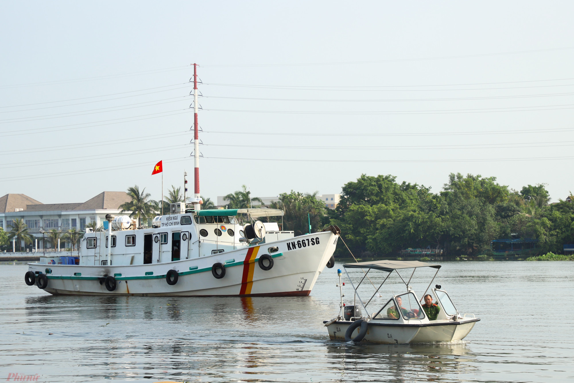 Theo một cán bộ công an phường, ngoài túc trực trên bờ, sẽ có 2 công an dùng cano nhỏ di chuyển trên sống để kiểm tra tình hình. Ngoài lực lượng công an, kiểm ngư TPHCM cũng cho neo đậu tàu trước chùa từ sáng sớm.