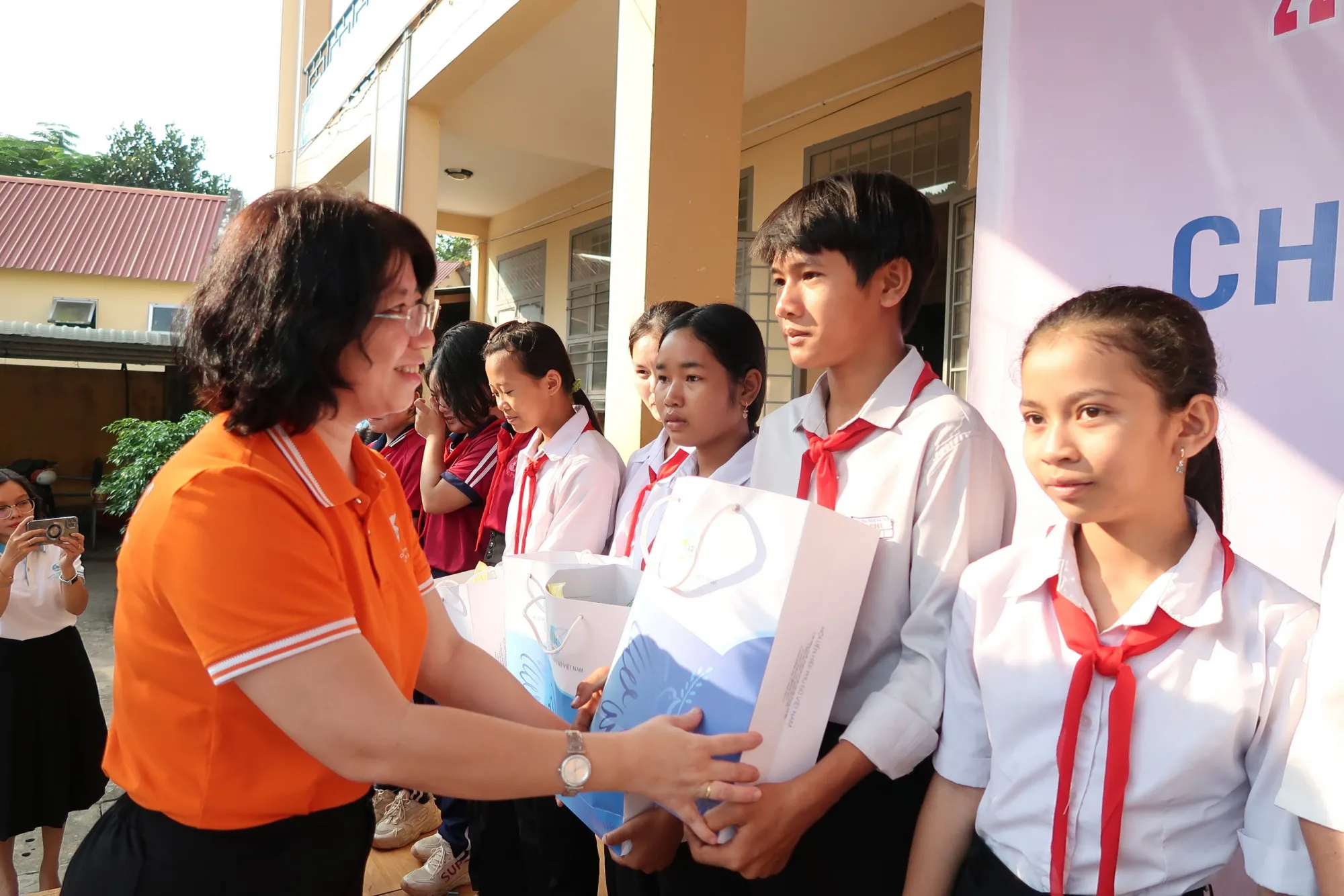 Bà Trần Thị Huyền Thanh - Trưởng Ban Công tác phía Nam Hội LHPN Việt Nam trao quà Tết yêu thương đến các em học sinh vùng khó
