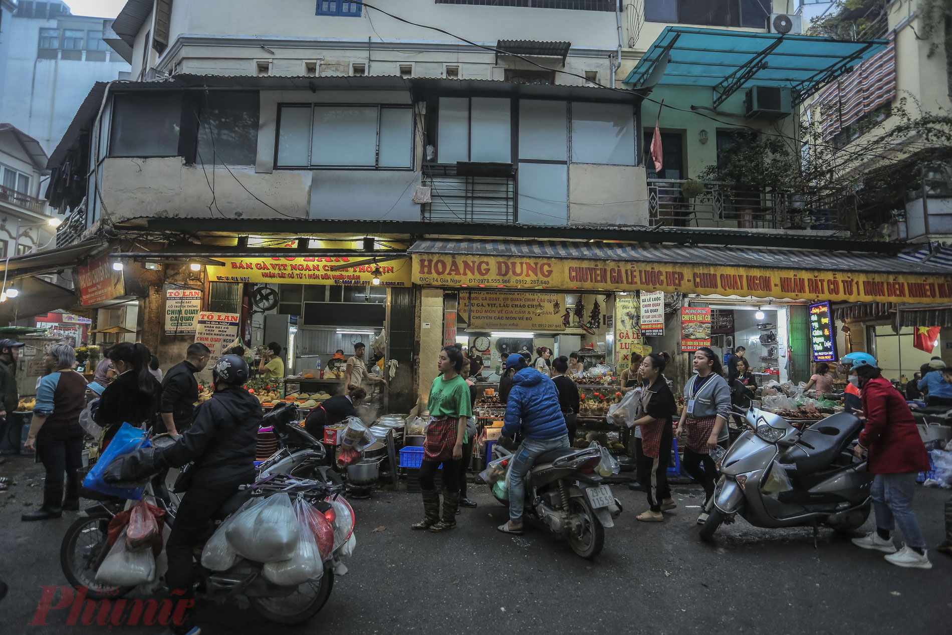 ngay từ sáng sớm ngày 23 tháng Chạp (tức 2/2 dương lịch), chợ Hàng Bè đã tấp nập người dân đến xếp hàng mua đồ lễ.