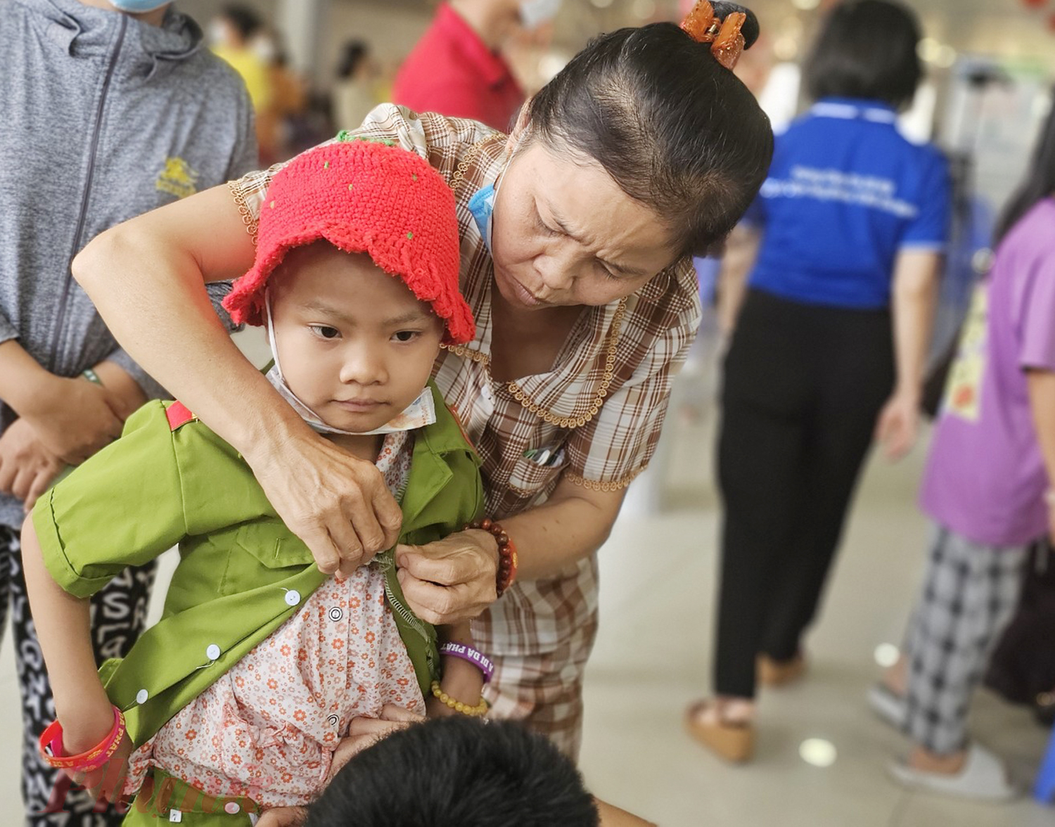 Sáng sớm, các bé đã rất háo hức xuống khuôn viên bệnh viện, nhờ người thân thay trang phục yêu thích để chuẩn bị duyệt quân