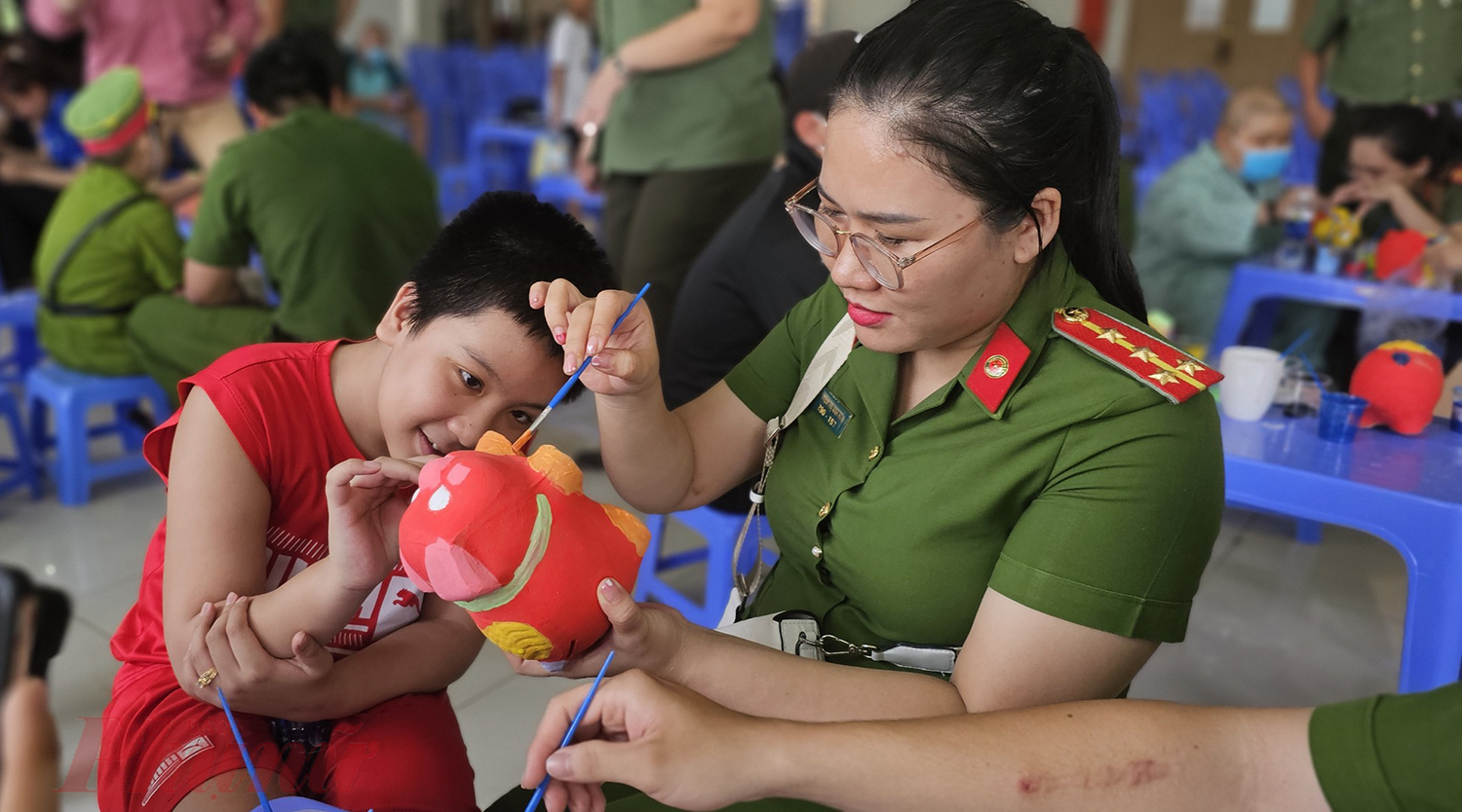 Những bé không đủ sức khỏe trở thành cảnh sát nhí cũng được chơi trò chơi, tô tượng, dự phiên chợ 0 đồng cùng các cô chú kahcs