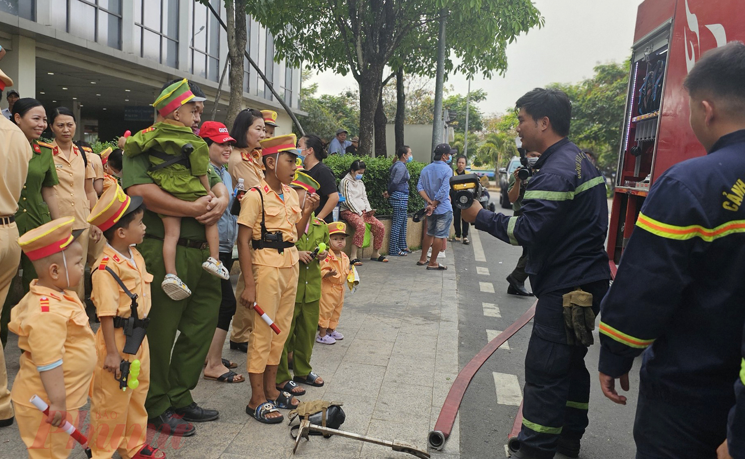 Vừa qua, Bệnh viện Ung bướu cơ sở 2 TPHCM tổ chức chương trình mừng xuân cùng các hoạt động chăm lo cho bệnh nhân ung thư đang điều trị. Trong dịp này bệnh viện cũng đã phối hợp với Công an TPHCM thực hiện ước mơ trở thành chiến sĩ cảnh sát, công an giao thông, lính cướu hỏa,... cho bệnh nhi