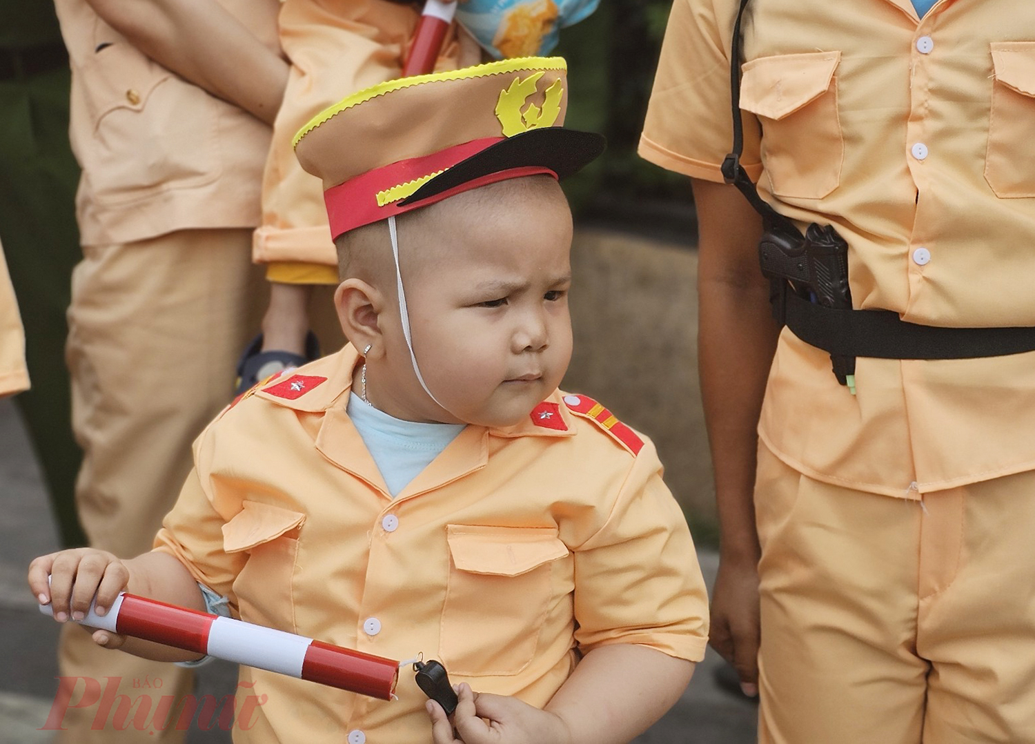 Cảnh sát giao thông nhí đang tập trung thực hiện nhiệm vụ, 