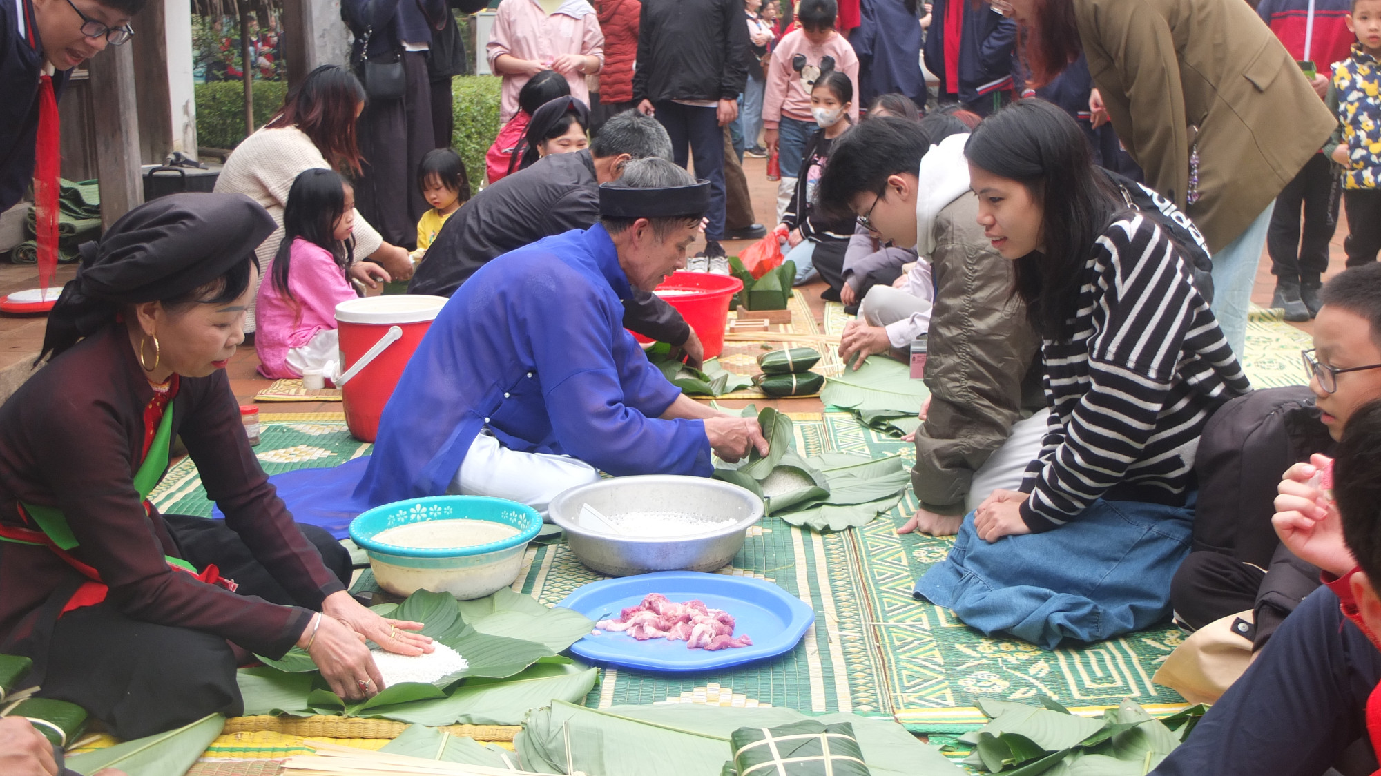 Học cách xếp lá dong, rải gạo với các liền anh, liền chị của làng quan họ Bắc Ninh.