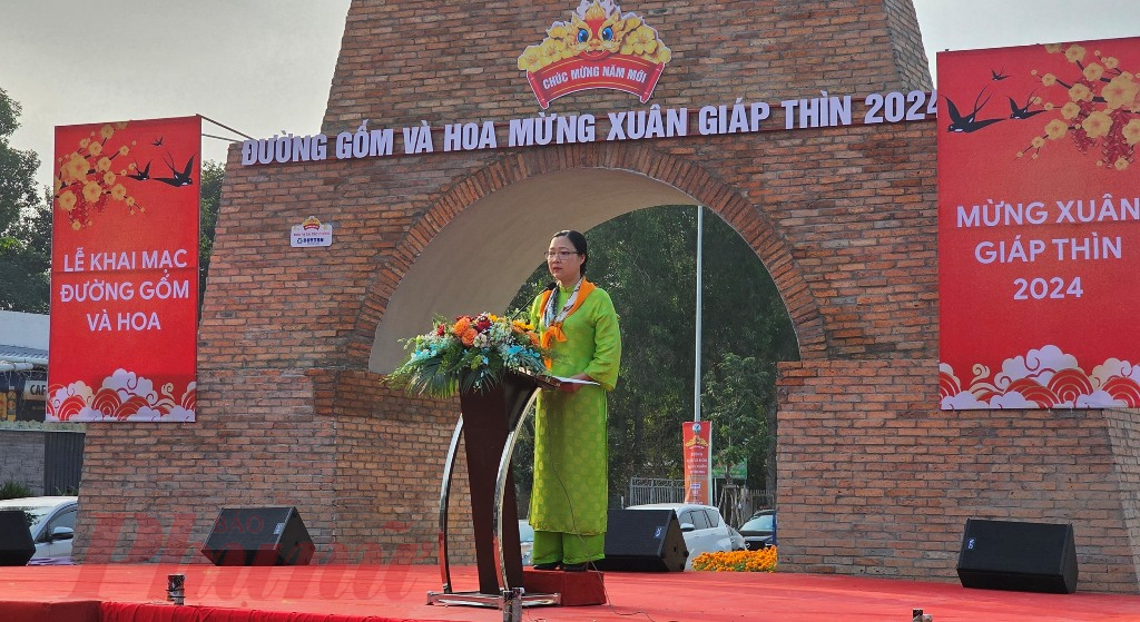 Phát biểu tại buổi lễ, bà Nguyễn Thị Quyên Thanh - Phó chủ tịch UBND tỉnh Vĩnh Long cho biết, đường gốm và hoa mừng xuân Giáp Thìn năm 2024 có tổng kinh phí đầu tư khoảng 6,8 tỉ đồng, chủ yếu từ nguồn xã hội hóa. 