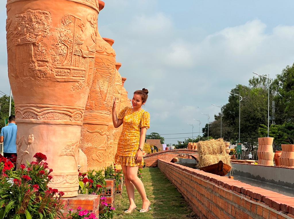 “Vương quốc gốm đỏ” sẽ trở thành điểm đến du lịch hấp dẫn, để những lò gạch rêu phong, cổ kính mang nền văn hóa Vĩnh Long đi xa hơn. Đây còn là mong muốn người dân có những trải nghiệm mùa xuân thú vị; có thêm nhiều niềm vui, đong đầy hạnh phúc trong năm mới; để mỗi người cảm thấy tự hào và yêu quê hương Vĩnh Long mình hơn.