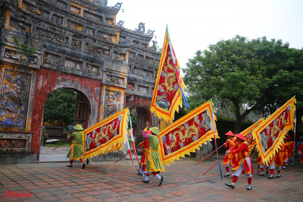 Theo lãnh đạo Trung tâm BTDT Cố đô Huế, vào thời Nguyễn, lễ dựng nêu được tổ chức bài bản khi ngoài phướn đỏ, trên ngọn nêu còn treo ấn tín, đoản kiếm, bút lông biểu trưng cho việc phong ấn báo hiệu triều đình nghỉ ngơi khi Tết đến