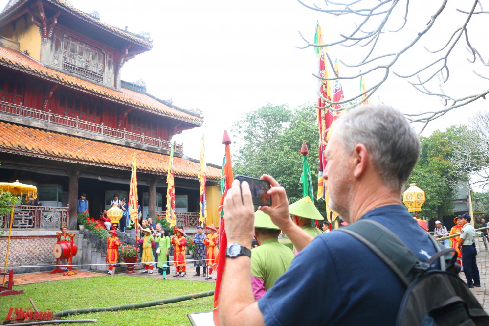 Rất đông du khách nước ngoài cùng người dân địa phương tham dự lễ dựng nêu (Thướng tiêu) tại di tích Triệu Tổ Miếu và Thế Tổ Miếu 