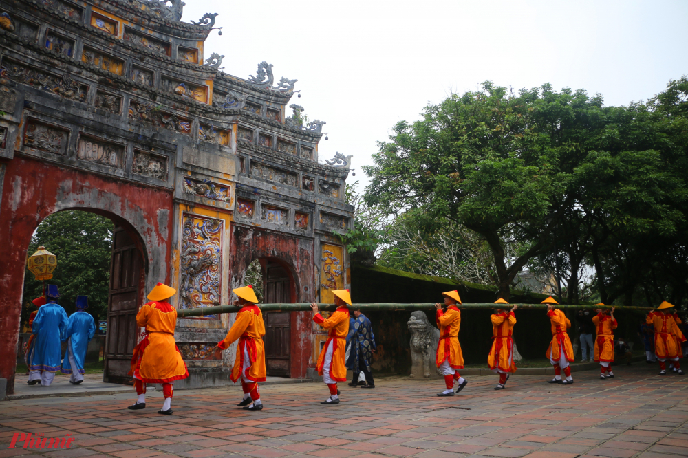 Đây là chương trình nằm trong khuôn khổ các hoạt động mừng Xuân phục vụ Tết Nguyên đán Giáp Thìn 2024, nhằm tái hiện nghi lễ xưa của triều đình nhà Nguyễn vào dịp Tết cổ truyền của dân tộc.