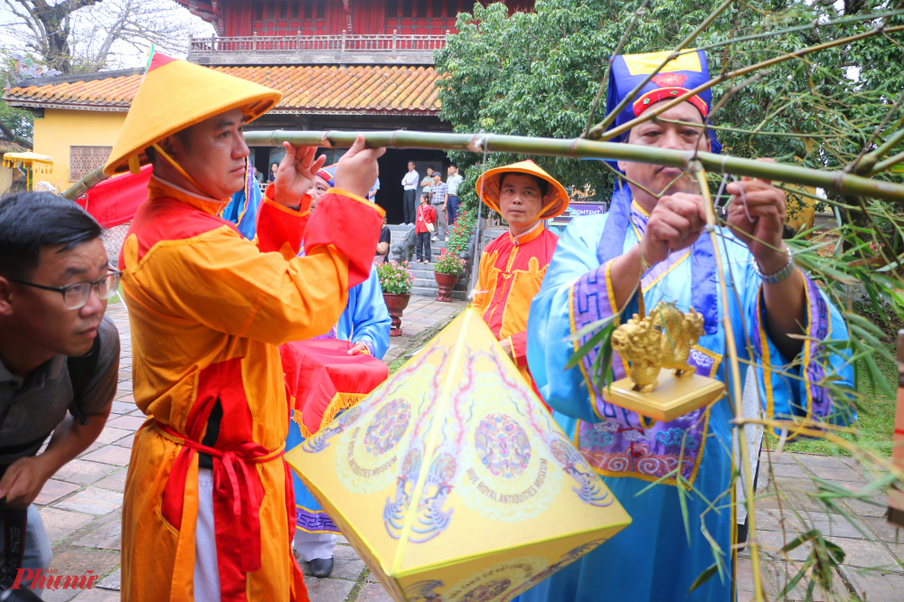 Trung tâm BTDT Cố đô Huế đã tái hiện đầy đủ các nghi thức dựng nêu đúng theo nghi lễ truyền thống của triều Nguyễn. 