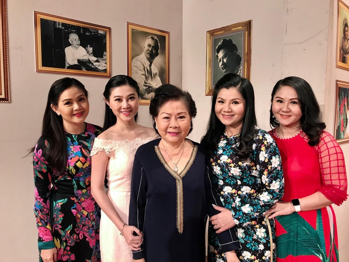 Từ trái qua: nghệ sĩ Trinh Trinh, NSND Quế Trân (cháu gái nghệ sĩ Xuân Yến), nghệ sĩ Xuân Yến, NSƯT Tú Sương, 