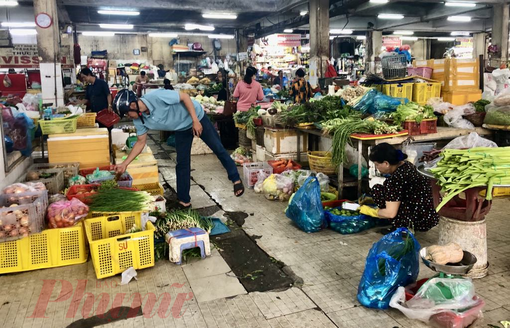 Càng cận tết, người dân càng có thói quen mua nhiều thực phẩm để dự trữ