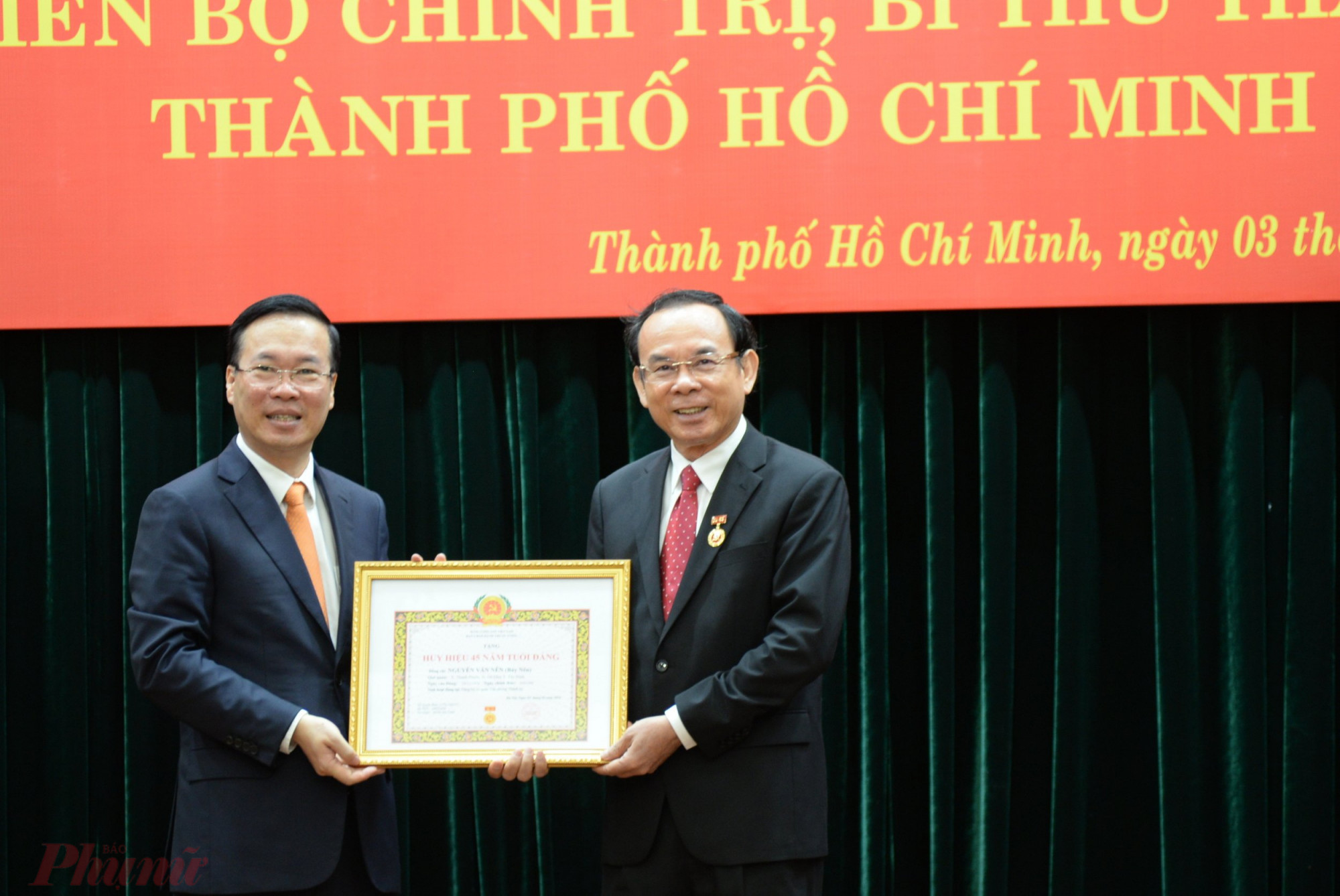 Chủ tịch nước Võ Văn Thưởng trao trao huy hiệu 45 năm tuổi Đảng cho Bí thư Thành ủy TPHCM Nguyễn Văn Nên