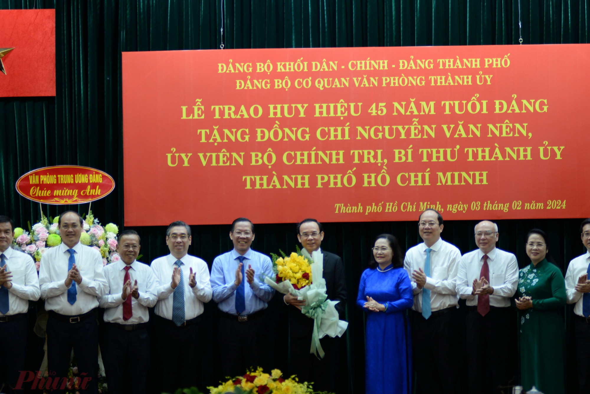 Ban Thường vụ Thành ủy TPHCM trao hoa chúc mừng Bí thư Thành ủy Nguyễn Văn Nên