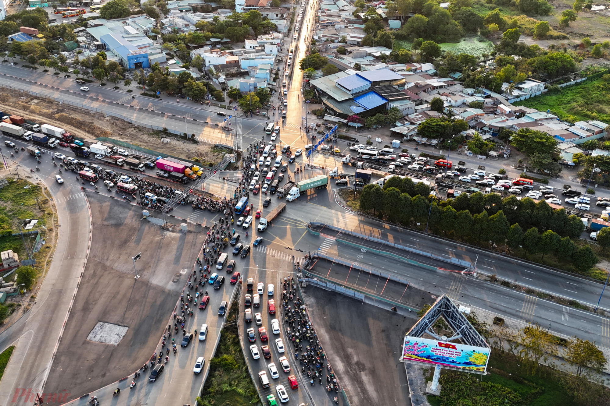 Toàn bộ tuyến đường tại khu vực này đều bị ảnh hưởng. Đây là ngày đầu của cao điểm Tết, người dân bắt đầu di chuyển nhiều.