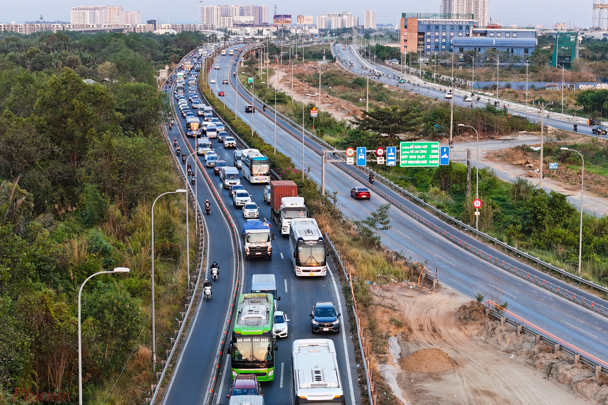 Chiều 3/2 (24 tháng chạp), người dân bắt đầu khăn gói về quê khiến nhiều tuyến đường ở TPHCM đông đúc xe cô. Theo ghi nhận, tại khu vực nút giao An Phú