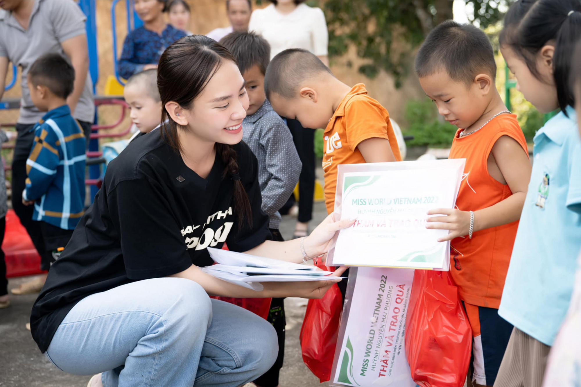 Mai Phương tặng quà cho các em nhỏ trong một hoạt động từ thiện