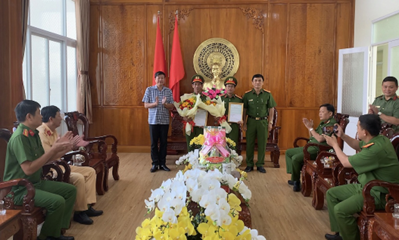 Ông Võ Phan Thành Minh, Chủ tịch UBND TP Cao Lãnh trao Thư khen và thưởng nóng các đơn vị