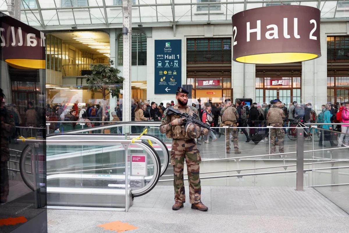 Binh sĩ bảo vệ khu vực sau khi một người đàn ông dùng dao làm 3 người bị thương tại ga xe lửa Gare de Lyon ở Paris hôm 3/2 - Ảnh: Reuters