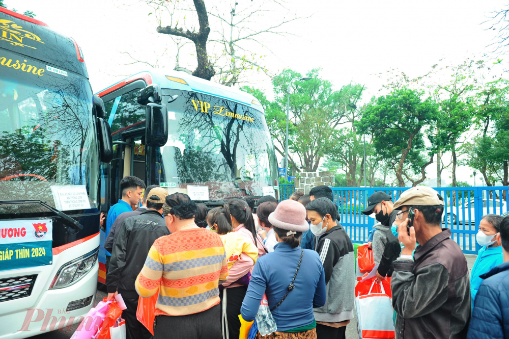  Đây là hoạt động nhằm giúp đỡ các bệnh nhân và người nhà có hoàn cảnh khó khăn đang điều trị tại bệnh viện có thể về quê đón Tết Giáp Thìn năm 2024.