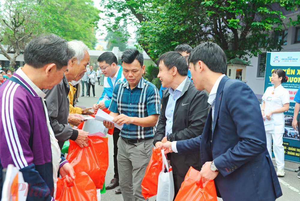 Tuy nhiên những bệnh nhân ra viện những ngày cận tết gặp nhiều khó khăn trong vấn đề tìm phương tiện đi lại, “Chuyến xe yêu thương” là một chương trình thường niên của Bệnh viện Trung ương Huế 