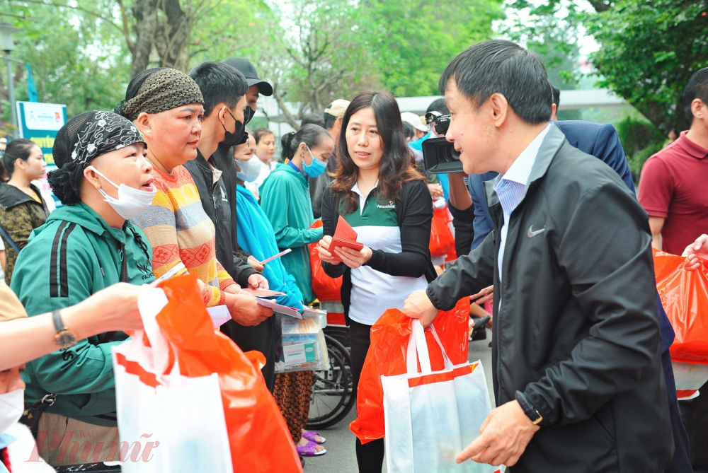 Tết Nguyên Đán là dịp để người thân trong gia đình cùng đoàn tụ với nhau. Đối với những bệnh nhân đang điều trị ở bệnh viện, việc sum họp với gia đình là một niềm hạnh phúc rất lớn. 