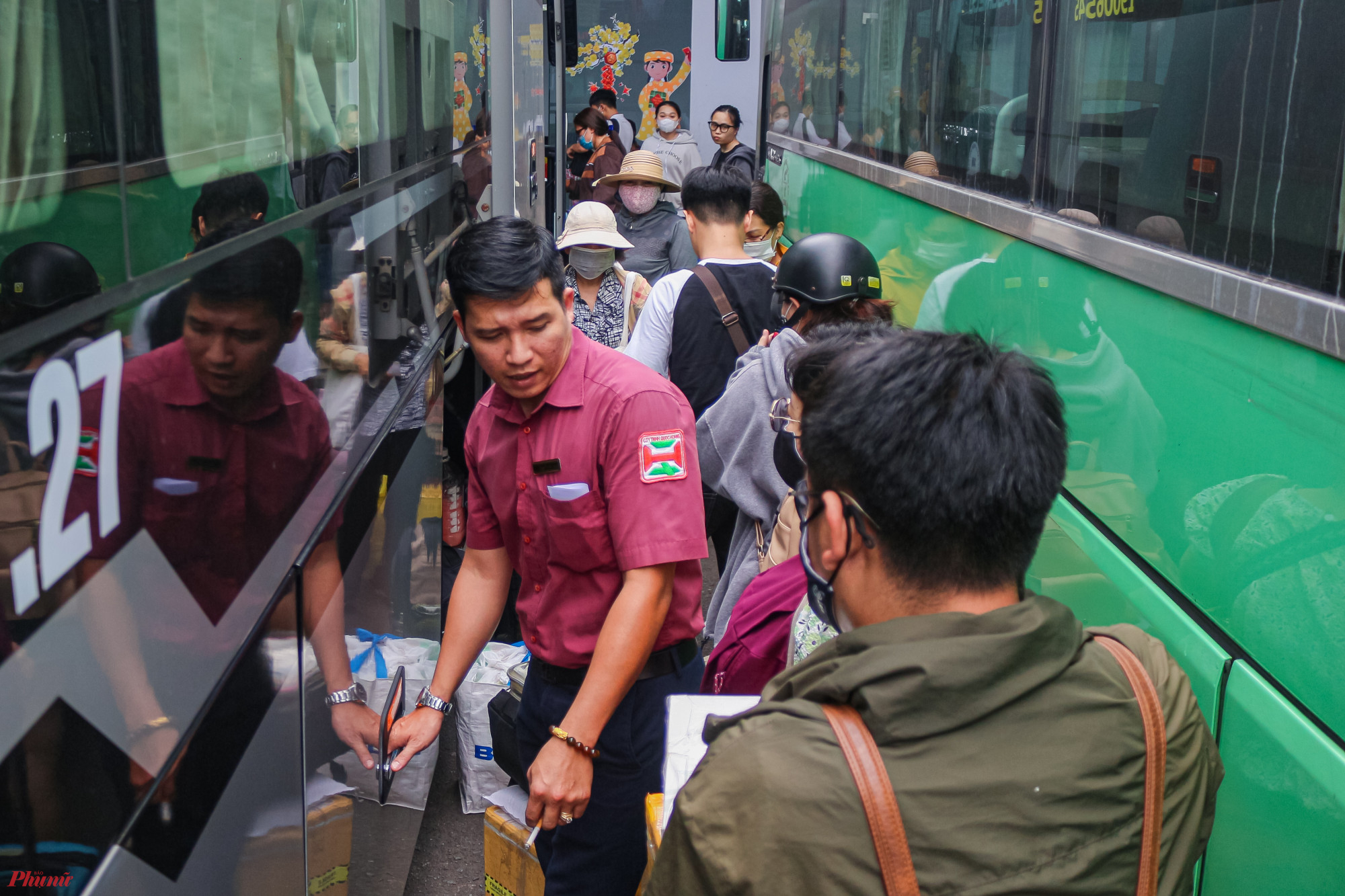 Tết này tôi dự định không về vì công ty cho nghỉ muộn, một phần vé xe Tết cũng tăng cao so với mọi năm. Thấy bố mẹ buồn vì con không về, tôi đã làm đơn xin công ty cho nghỉ sớm. Khi được công ty cho phép nghỉ, tô nhanh chóng xách hành lý chạy ra ngay bến xe để mua vé về với gia đình, anh Phương Nam (tạm trú tại huyện Bình Chánh) chia sẻ.