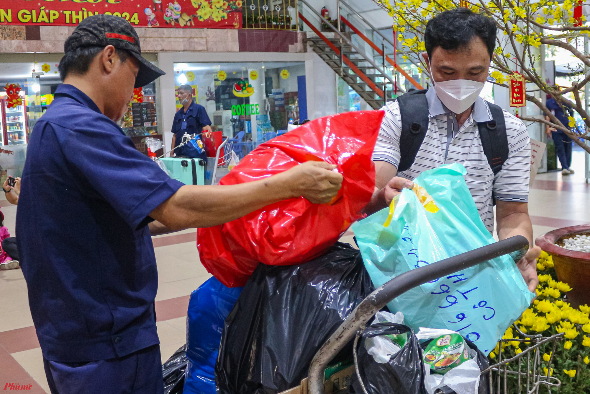  “Xa quê lên thành phố sinh sống và làm việc nhiều năm, bây giờ tôi mới có dịp về quê ăn Tết cùng gia đình. Do ở xa và bản thân lại hay say xe nên tôi quyết định lựa chọn mua vé đi tàu hoả, may mắn là mua vé từ sớm nên tôi thấy giá vé khá rẻ”, một hành khách cho biết.