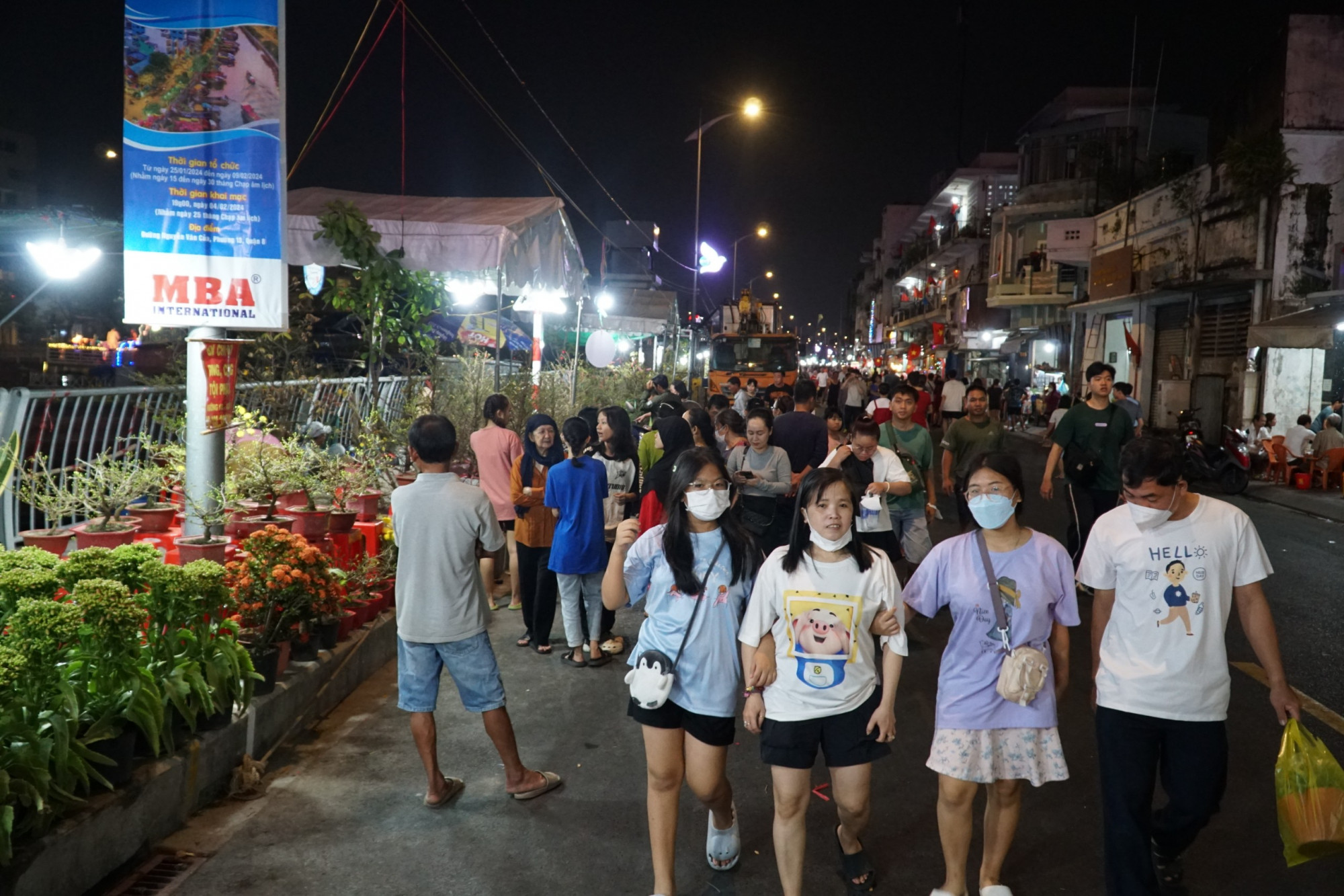 Chị Ngọc Nhi (quận 3) cho biết khá ấn tượng với nhiều loại hoa được thiết kế la, đẹp mắt tại chợ hoa xuân năm nay. Chị cũng đang tranh thủ tìm lựa cây hoa để trang trí Tết trong nhà.