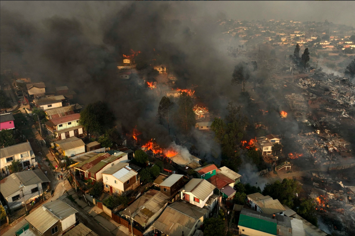 Cháy rừng thiêu rụi nhiều nhà cửa ở Chile - Ảnh: AFP