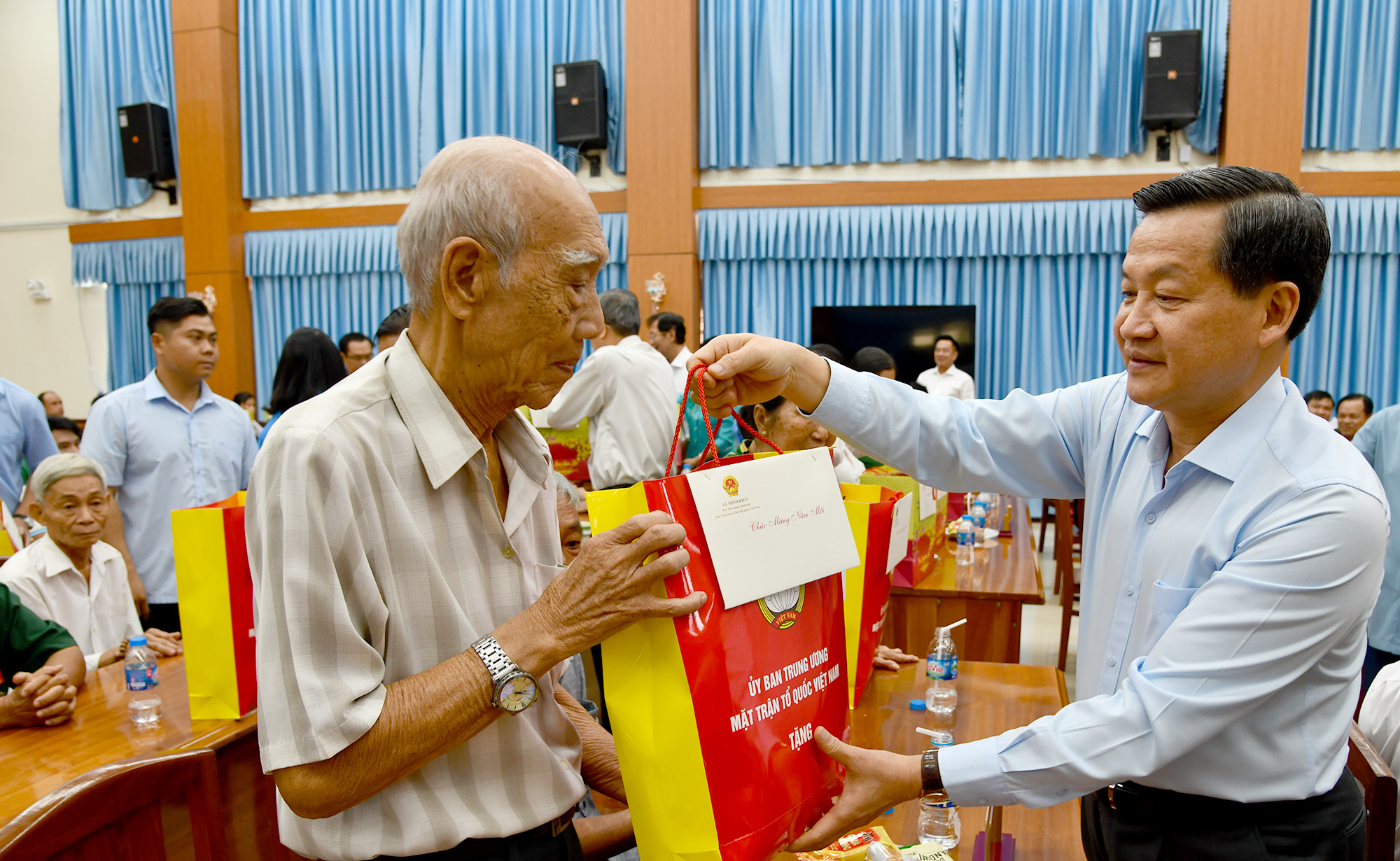 Phó Thủ tướng Lê Minh Khái cùng Đoàn công tác của Chính phủ đã đến thăm, chúc tết, tặng quà các hộ 